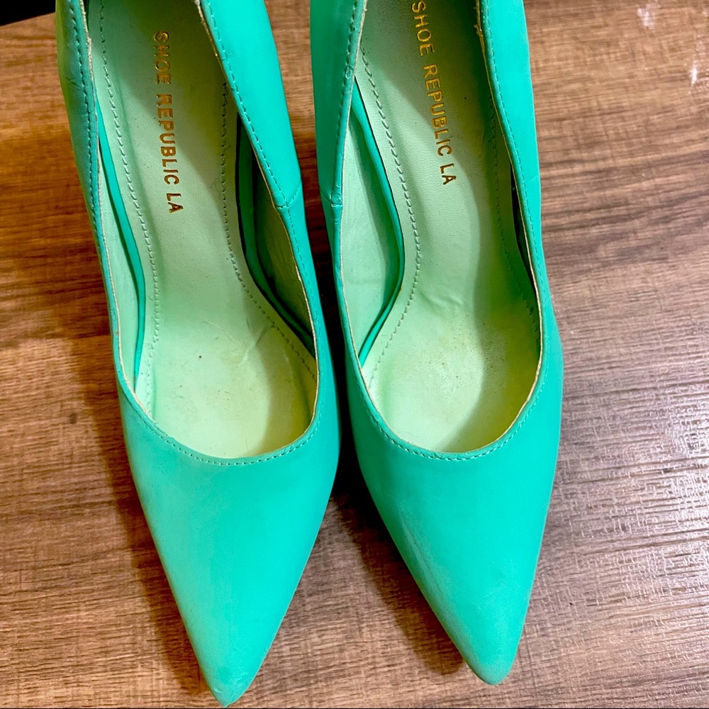 Women’s dress shoes/heels size 8.